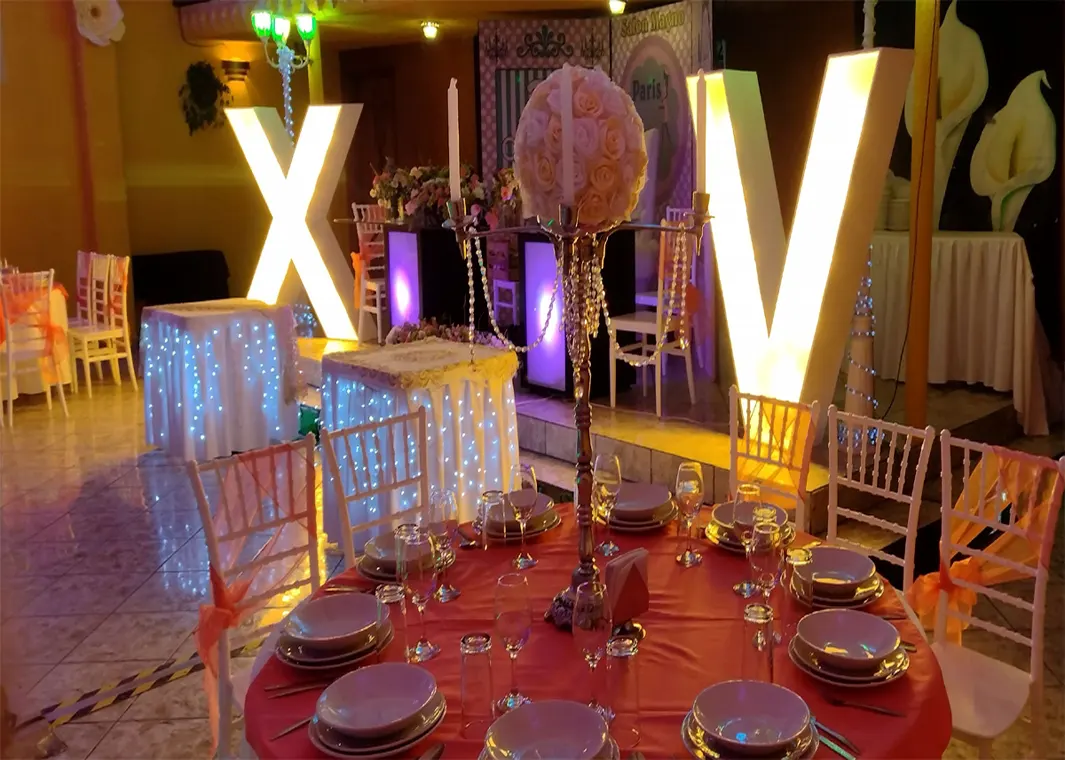 Mesa de honor decorada en Salón Magno Ecatepec