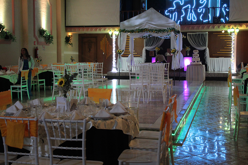 Boda con pista de baile iluminada