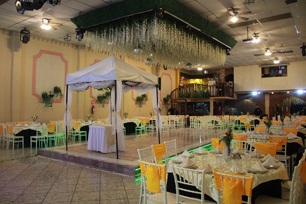 Decoración de cumpleaños elegante en Salón Magno