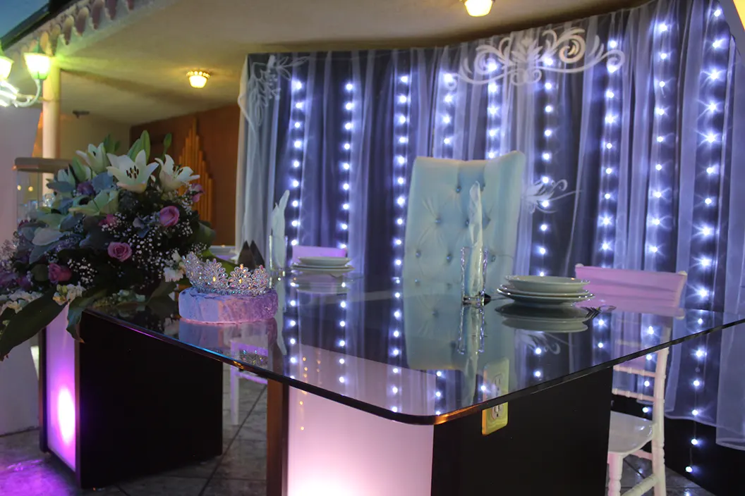 Mesa de honor decorada para xv años en Salon de fiestas Magno